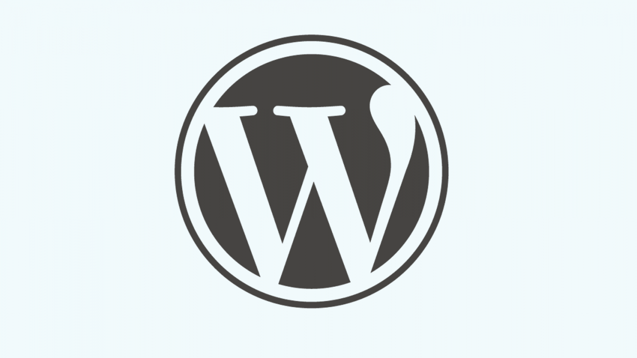 Logo WordPress blanc sur cercle noir, fond bleu clair, représentation iconique du CMS WordPress dans un cadre minimaliste.